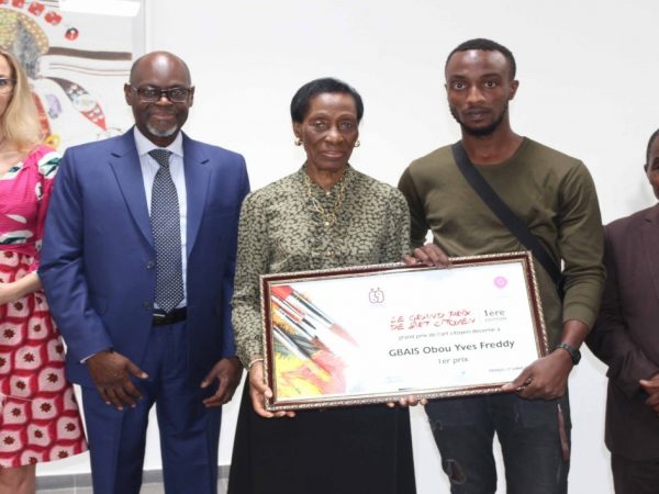 Mme Dupenhoat, M. Fall (Vice-Président de la BIDC), Mme Guirandou, Le gagnant du concours Obou Gbais, M. Guédé (Représentant du Ministère de l’Education Nationale)