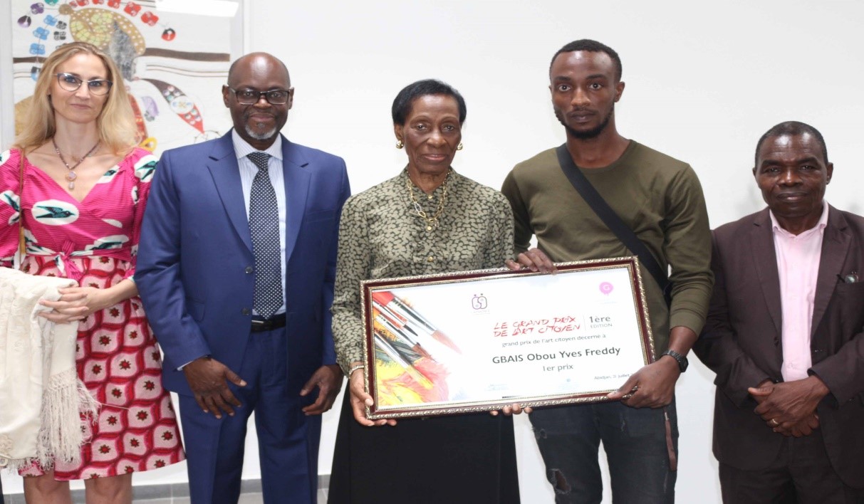 Mme Dupenhoat, M. Fall (Vice-Président de la BIDC), Mme Guirandou, Le gagnant du concours Obou Gbais, M. Guédé (Représentant du Ministère de l’Education Nationale)